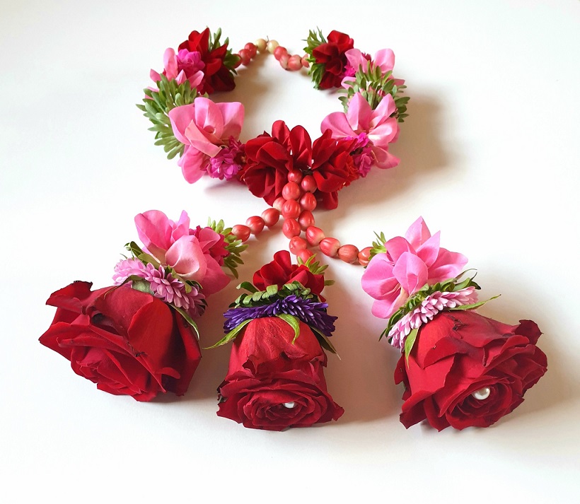 Shakti Bloemenmala Tonny Bol exclusieve bloemenmala rozen parels bloemensiraad huwelijksbloemen ceremonie bloemen bloemenkrans