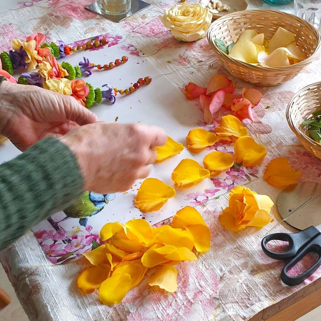 Shakti Bloemenmala Tonny Bol cursist actie bloemenmala workshop Berg en Dal regio Nijmegen rozenbloemblaadjes ordenen kleine bloemenslingers