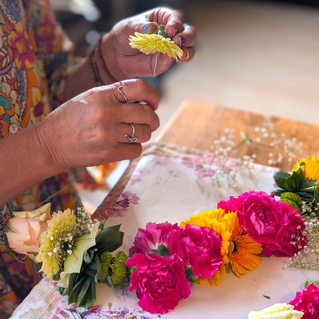 Shakti Bloemenmala Tonny Bol cursist actie bloemenmala workshop Berg en Dal regio Nijmegen verse bloem aanprikken naald placemat gipskruid