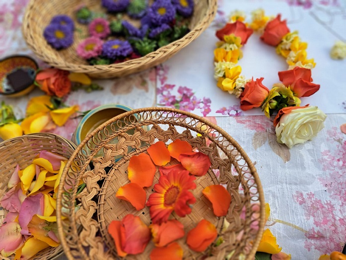 Shakti bloemenmala, Tonny Bol, bloemen, bloemblaadjes in mandjes en bloemenmala