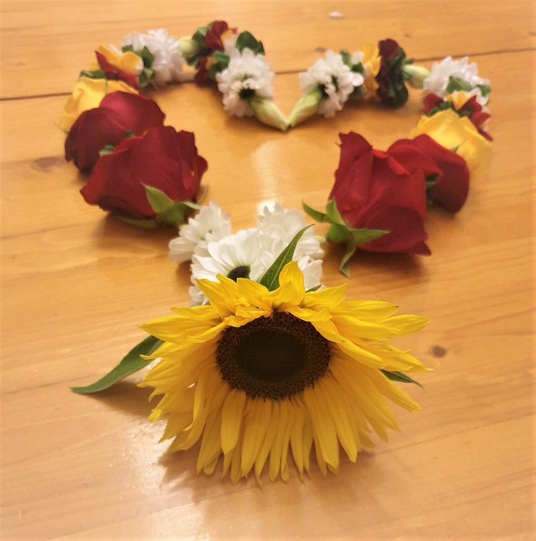 Shakti Bloemenmala, Tonny Bol hartmala met zonnebloem, witte chrysanten en rode rozen bij verhaal van Maria