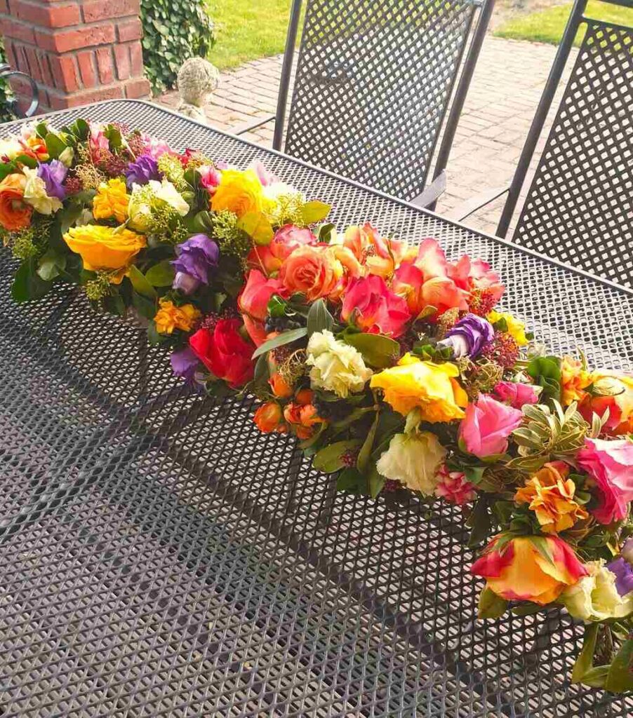 Shakti Bloemenmala Tonny Bol flexibele bloemenslingers bloemstuk oase rouwverwerking uitvaart afscheidsceremonie bestellingen afscheidsbloemen