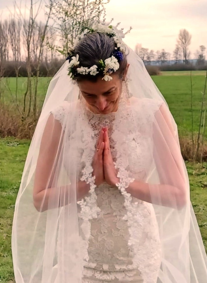 Shakti Bloemenmala Tonny Bol haardecoratie verse witte bloemen bruidsversiering huwelijksbloemen bestelling bruidsjurk Nijmegen