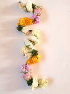 Shakti Bloemenmala Tonny Bol romantische bloemenslinger ceremonieslinger huwelijksslinger huwelijksbloemen ceremoniebloemen huwelijk ritueelbloemen bestelling