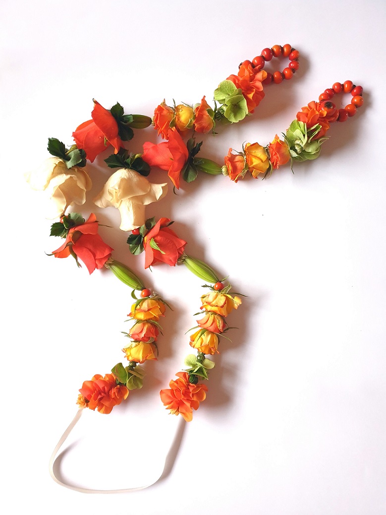 Shakti Bloemenmala, Tonny Bol, bloemenslinger met lint voor openingsceremonie vestiging Korak in Heerde