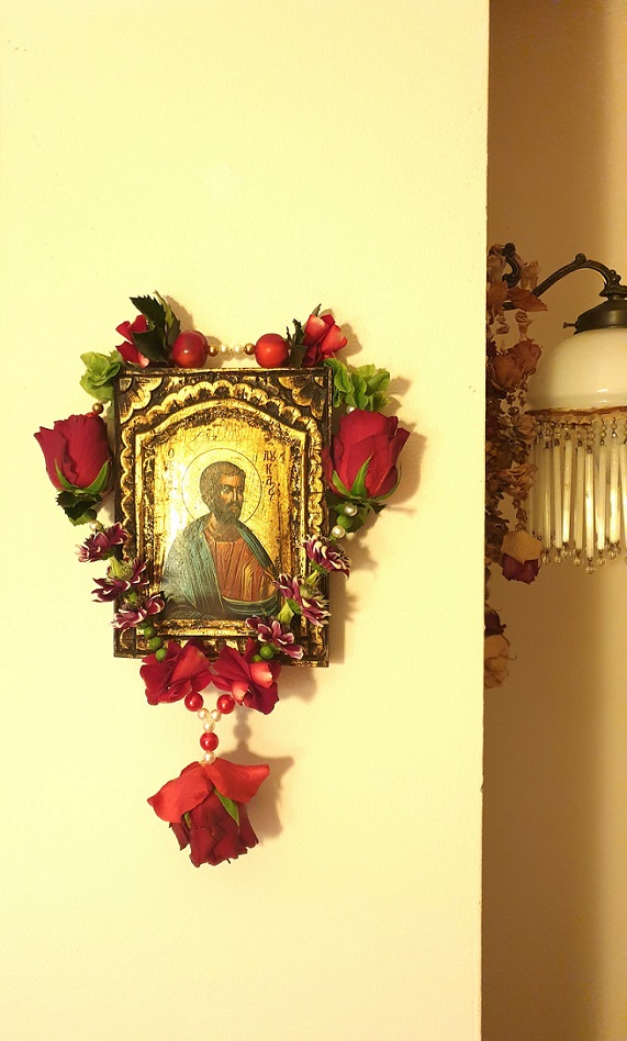 Shakti Bloemenmala, Tonny Bol, rood - groene bloemenkrans om ikoon van christusfiguur