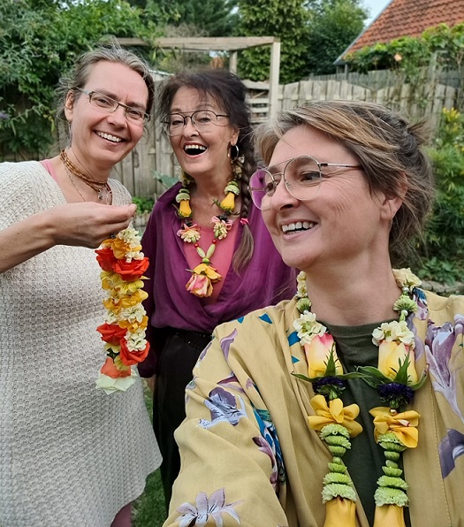 Shakti Bloemenmala, Tonny Bol, Moeder en dochter met bloemenketting om in tuin