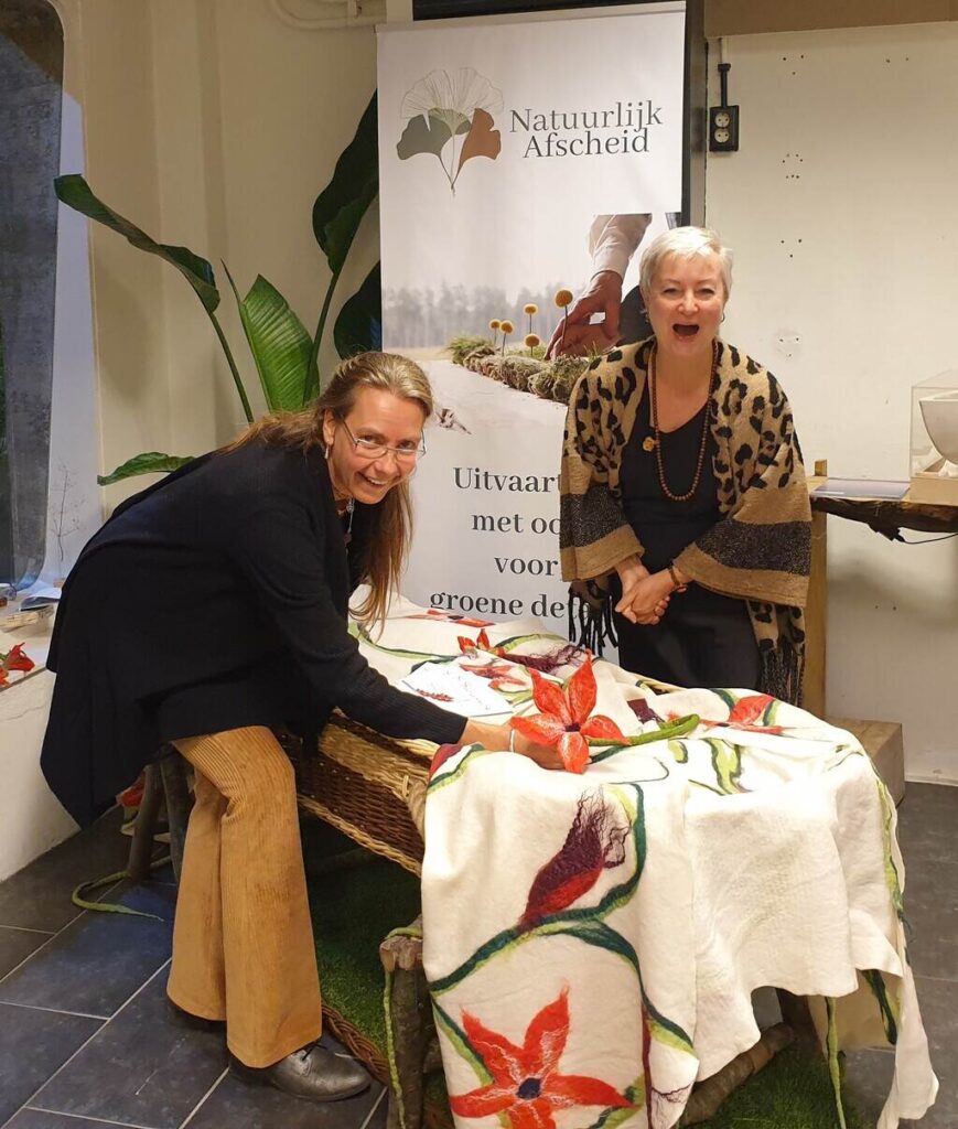 Shakti Bloemenmala, Tonny Bol met Esther Zawiolkowski bij lijkwade, Natuurlijk Afscheid, De Showroom van het leven in Oss.