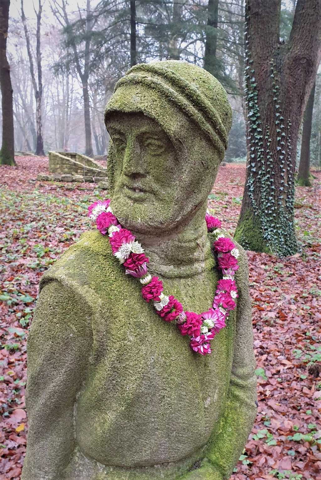 Shakti bloemenmala's Tonny Bol fijne mala met kleine donker rose en witte bloemetjes om Goede man in Gedenkpark Heilig Landstichting