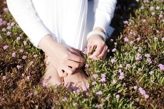 Shakti Bloemenmala blote voeten wandeling grasveld tuin Berg en Dal Vrouwen Cirkel Dag-retraite