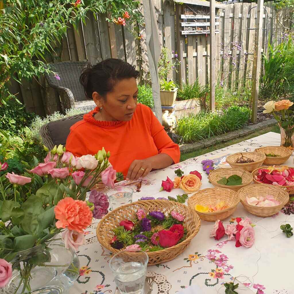 Shakti Bloemenmala Tonny Bol bloementuin vrouw bezig bloemen rijgen rozen anjers lisianthus zonnig zomers lente workshops Berg en Dal