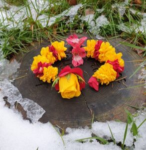 Shakti Bloemenmala, Tonny Bol, Gedenkmala op Gedenk boomschijf, natuurbegraafplaats