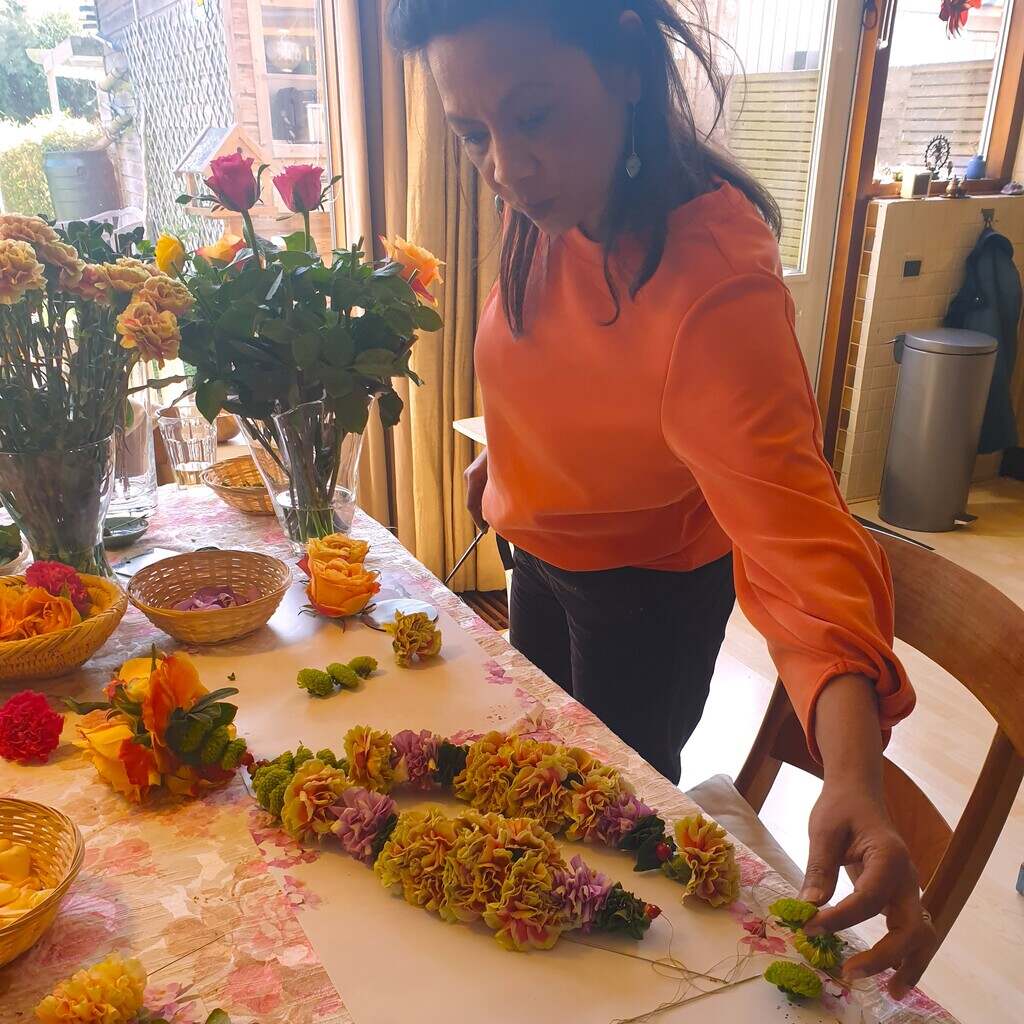 Shakti Bloemenmala Tonny Bol ceremonieslinger workshop robuuste indrukwekkende bloemenkrans maken gevorderde cursist