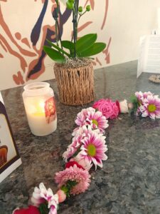 Shakti Bloemenmala Tonny Bol Gedenkmala slinger van bloemen altaar afscheidsbloemen herinneringsbloemen