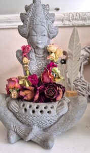 Shakti Bloemenmala Tonny Bol Tarabeeld met gedroogde bloemenketting rose roosjes liefdevol gebaar herinnering bloemenmala workshop