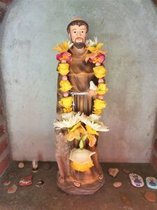 Shakti Bloemenmala, Tonny Bol, gele mala Fransiscusbeeld in kapel Ooij