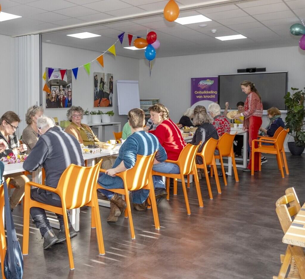 Shakti Bloemenmala Tonny Bol grote groep deelnemers workshop jubileum herstelacademie Korak Heerde bloemenslinger