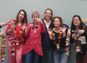 Shakti Bloemenmala Tonny Bol groepsfoto Korak cursisten Apeldoorn bloemenmala creatieve meditatieve workshop bloemenkettingen maken