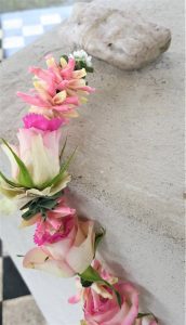 Shakti bloemenmala's Tonny Bol groot deel hangend aan stenen plateau