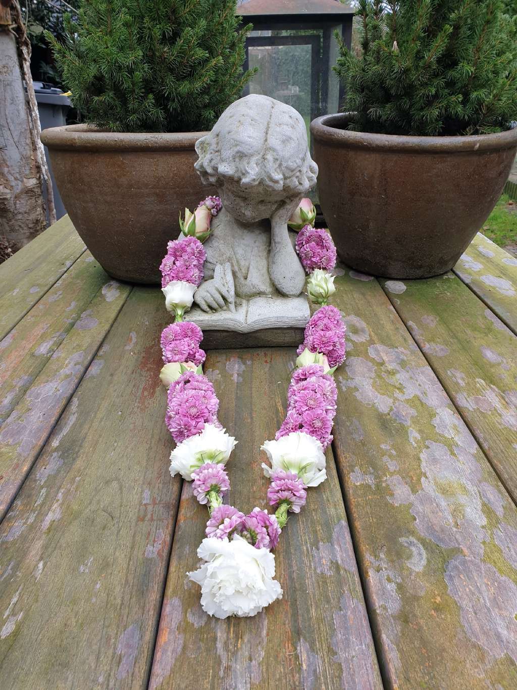 Shakti bloemenmala's Tonny Bol Grote bloemenmala, licht paars en wit om meisjes beeld op tuintafel