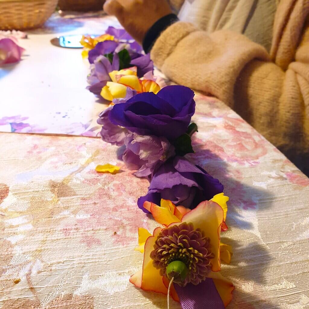 Shakti Bloemenmala Tonny Bol haarband workshop flexibele sierlijke verse bloemenslingers maken lint gevorderde cursist haarslinger bloemen bijoux