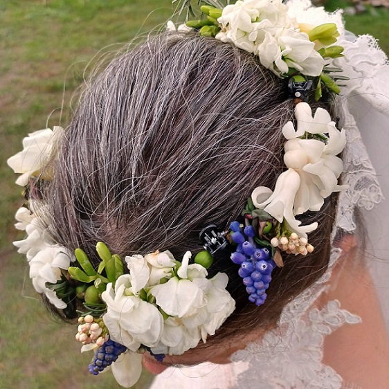 Shakti Bloemenmala Tonny Bol haardecoratie bruid bruidsbloemen bloemenslinger huwelijksslinger Haarversiering Nijmegen echte bloemen