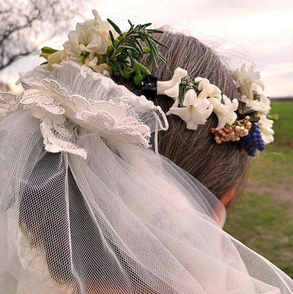 Shakti Bloemenmala Tonny Bol bloemenhaarband natuurlijke haardecoratie haarversiering huwelijksbloemen bruidsslinger bruidssluier Nijmegen