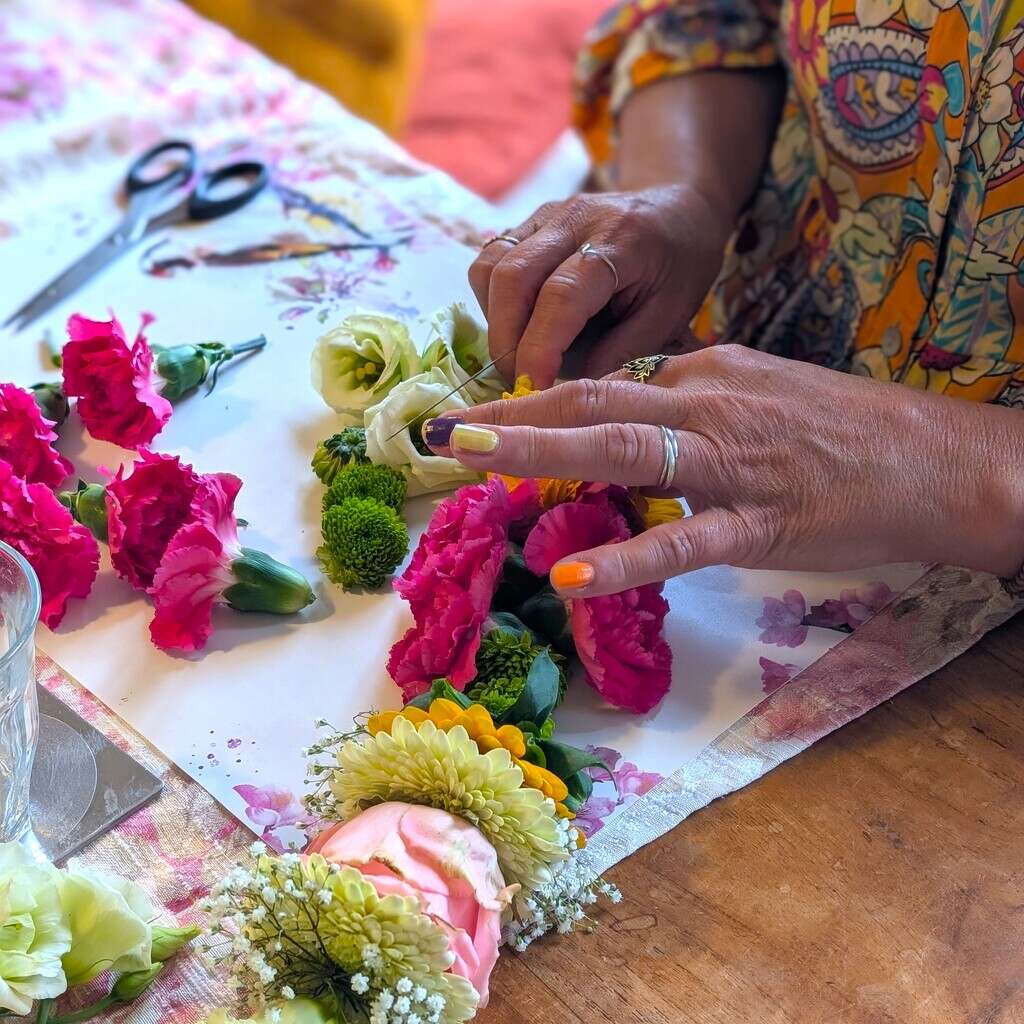 Shakti Bloemenmala Tonny bol verse bloemen rijgen draad naald exclusieve bloemenslinger Shakti Vrouwencirkel Nijmegen