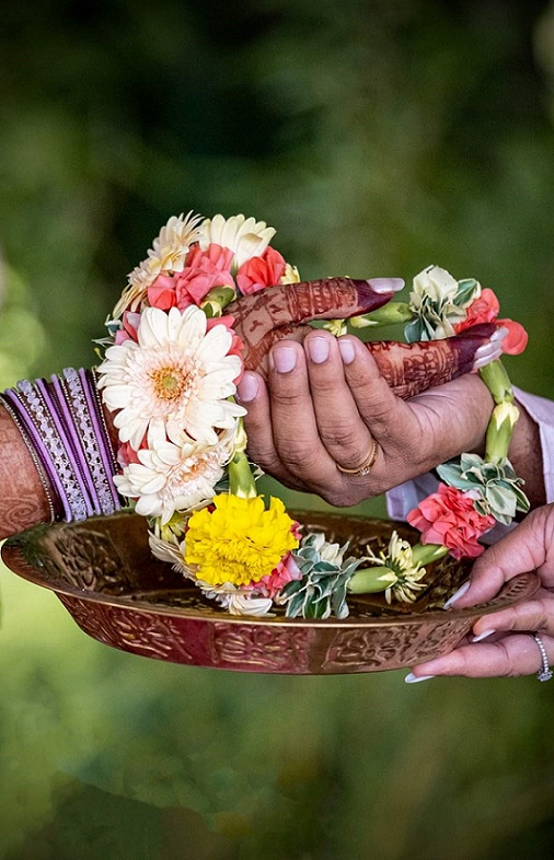 Shakti Bloemenmala Tonny Bol handfasting bloemenslingers huwelijksbloemen huwelijksceremonie ceremonie verse bloemen