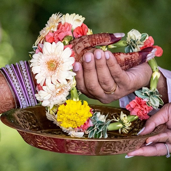 Shakti Bloemenmala Tonny Bol handfasting bloemenslingers huwelijksbloemen huwelijksceremonie bloemenceremonie