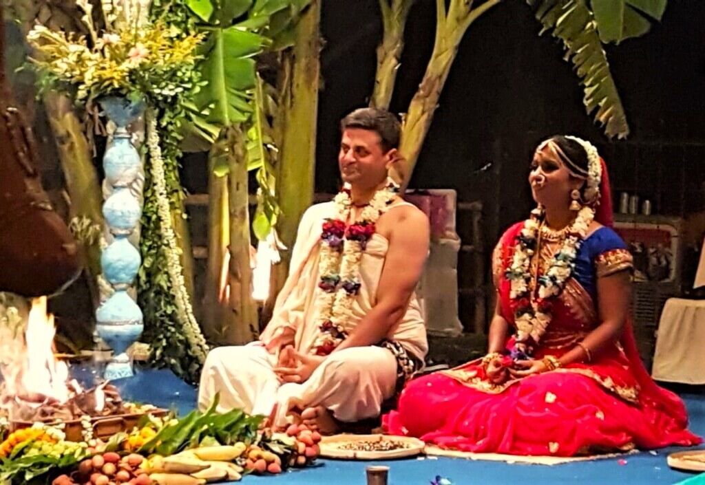 Shakti Bloemenmala Tonny Bol huwelijks kleurrijke rituelen ceremonie bloemenmala's Yagna hindoehuwelijk bruidspaar