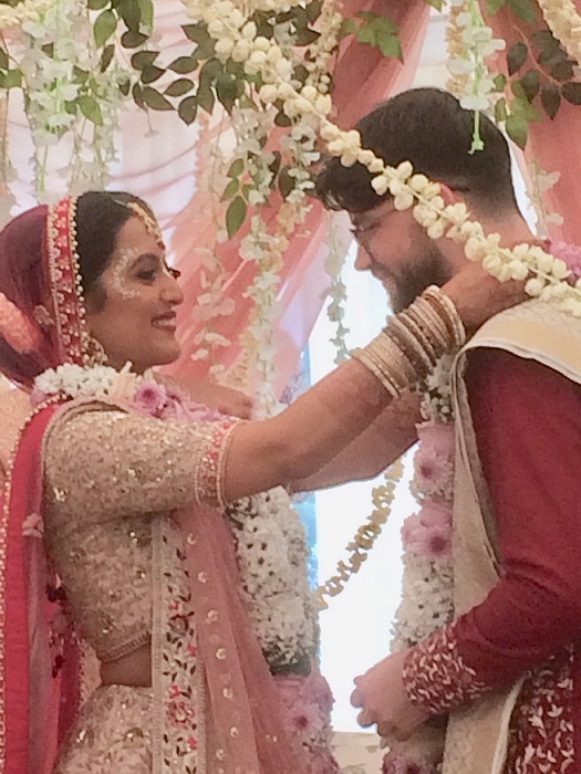 Shakti Bloemenmala Tonny Bol Rose witte Bloemenslinger omhangen Indiase godsdienstige bruiloftsslingers Hindoestaanse ceremonie