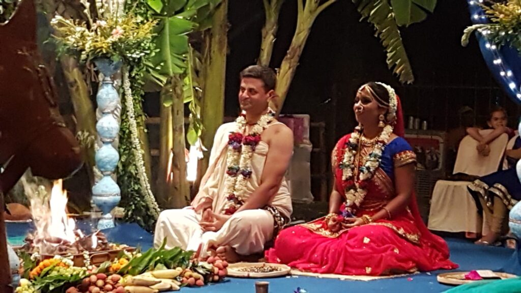 Shakti Bloemenmala Tonny Bol huwelijksceremonie rituelen bloemenmala's