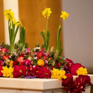 Shakti Bloemenmala Tonny Bol bloemenslinger rouwbloemen rouwboeket afscheidsbloemen geel fluweel rode rozen grafkist