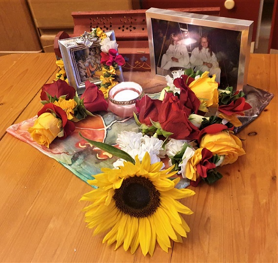 Shakti Bloemenmala, Tonny Bol, altaartje met foto's, bloemenmala's en waxinelichtje op kleedje bij verhaal van Maria