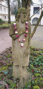 Shakti bloemenmala's Tonny Bol Jezusfiguur met rose lange mala bij ingang gedenkpark Heilig Landstichting