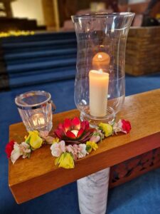 Shakti Bloemenmala Tonny Bol bloemenslinger kaarslicht kerkviering spirituele ceremonie viering retraite bloemenkrans rituelen echte gele rozen