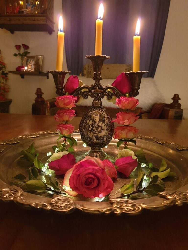 Shakti Bloemenmala Tonny Bol kandelaar kerstsfeer rozenslinger decoratieve schaal hulstblad kerstlichtjes kerst workshops regio Berg en Dal