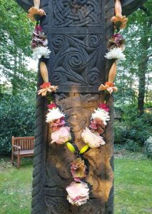 Shakti Bloemenmala Tonny Bol bloemenketting Keltisch kruis gedenkpark Heilig Landstichting bestellingen op gedenkbloemen afscheidsbloemen uitvaart