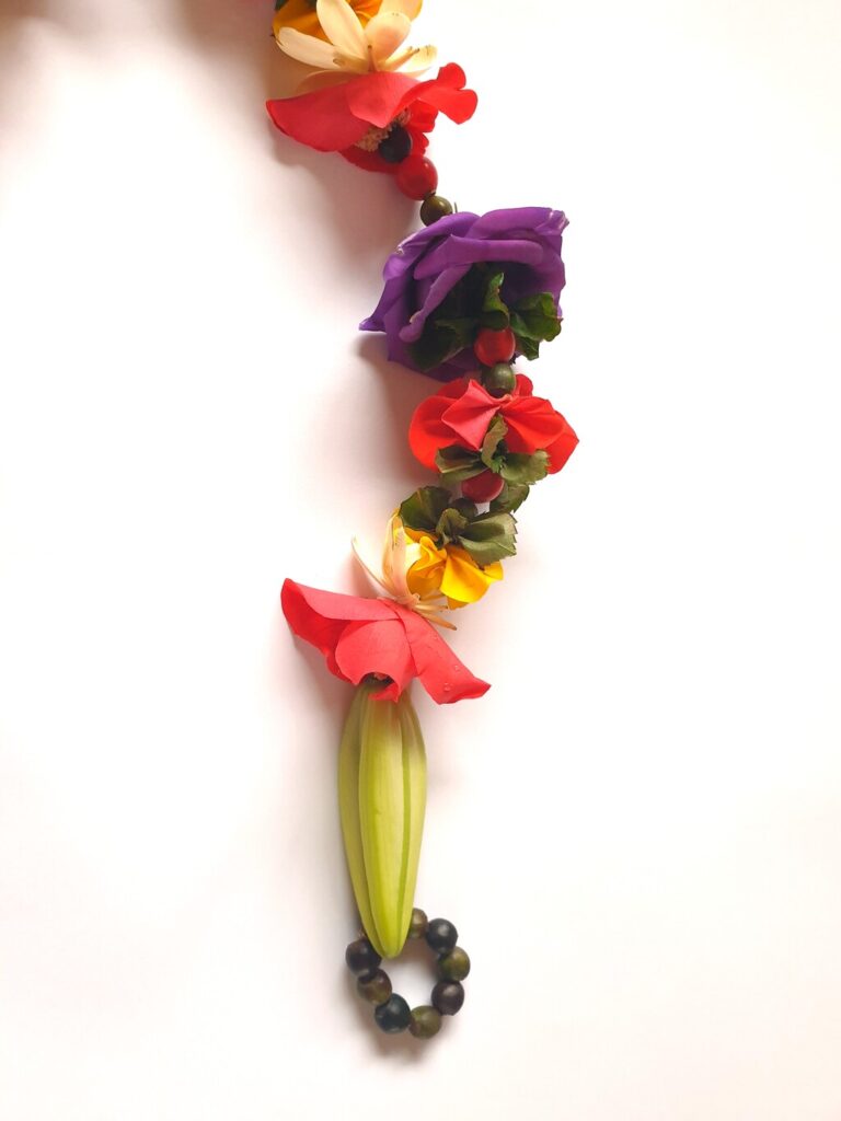 Shakti Bloemenmala Tonny Bol kerstslinger workshops kerstsfeer rood groen wit Shakti Flower Experience verse bloemen houten kralen meditatief