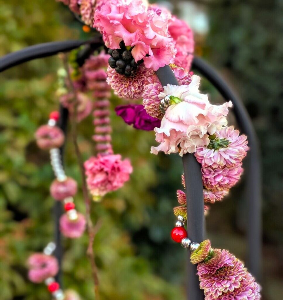 Shakti Bloemenmala Tonny Bol kerstslinger verse bloemen kerstsfeer tuin kralen bloemenslinger Speciale Shakti kerstworkshop Regio Nijmegen