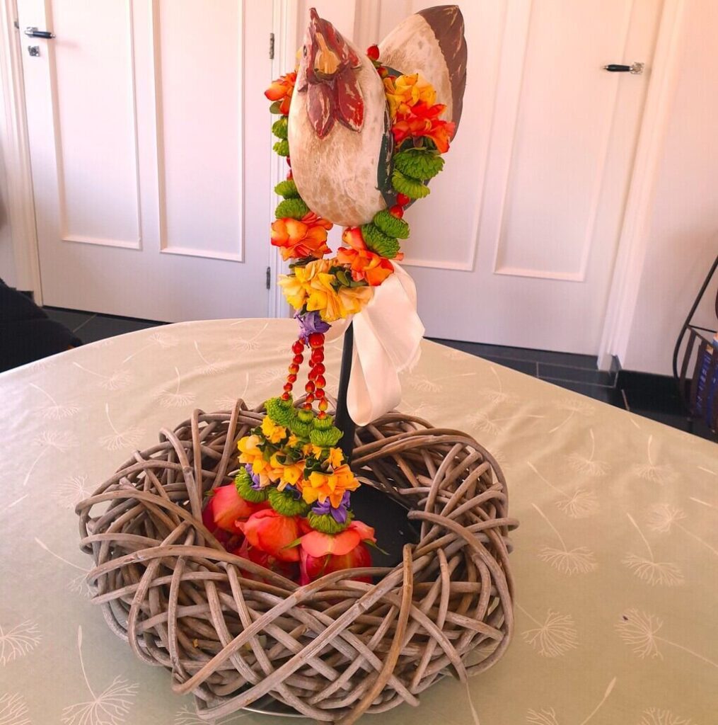 Shakti Bloemenmala Tonny Bol kip tafel decoratieve fleurige sierlijke bijoux verse bloemenslinger bestellingen op maat regio Nijmegen Pasen