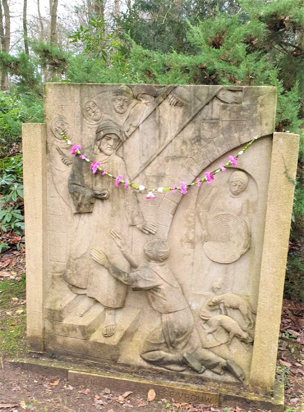 Shakti bloemenmala's Tonny Bol Lange rose mala om Relief Gedenkpark Heilig Landstichting-1024w