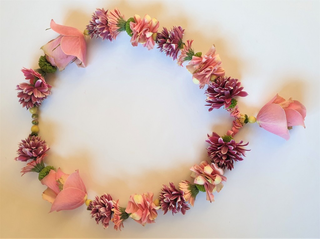 Shakti bloemenmala's Tonny Bol licht rose rozen en gerbera - paars wit chrysanten