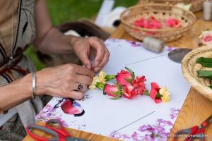 Shakti Bloemenmala Tonny Bol actiefoto maken kleine mala donker rose roosjes gele anjers workshop op maat