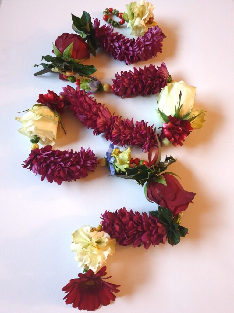 Shakti Bloemenmala Tonny Bol feestelijke uitbundige kerstslinger diep rode chrysanten witte rozen hulst kerstdecoratie bestellingen Nijmegen
