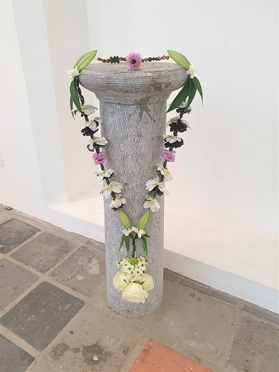 Shakti Bloemenmala, Tonny Bol, bloemenmala met ster van Bethlehem bloem om sokkel expositie Kerkje van Persingen