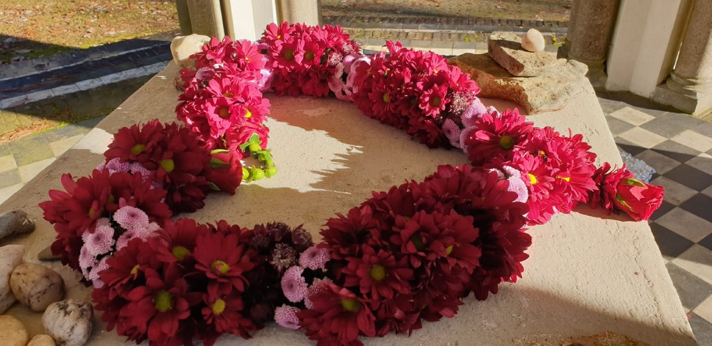 Shakti bloemenmala's Tonny Bol Maha mala, diep rose en licht rose, paars in Hemelvaart koepel Gedenkpark Heilig Landstichting