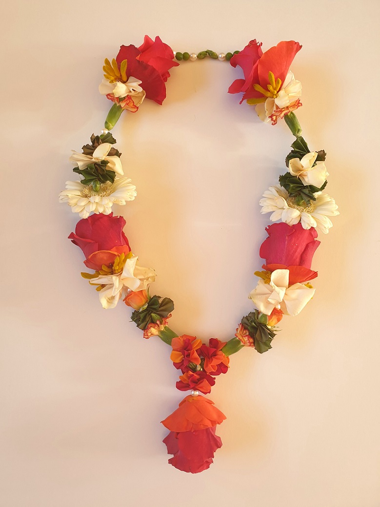 Shakti Bloemenmala, Tonny Bol, verjaardagsmala met rode rozen, oranje, wit, geel en groenen blaadjes en bloemen.