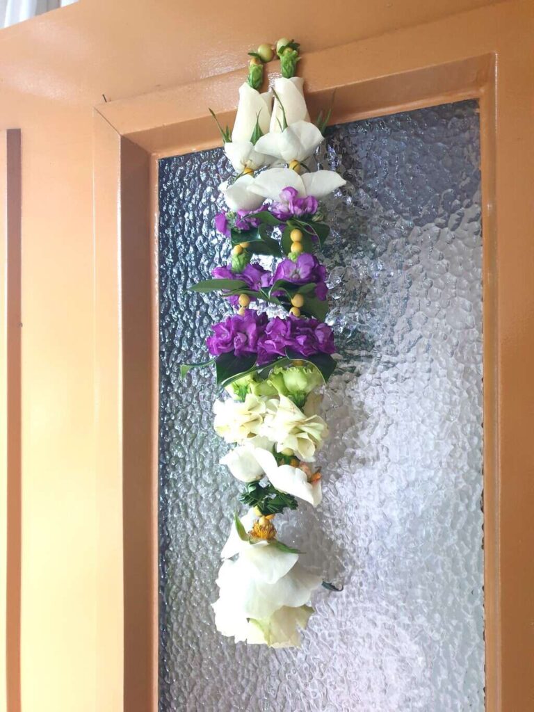 Shakti Bloemenmala Tonny Bol paars witte rozen hulst besjes bloemenslinger deur kerstversiering kerstworkshop regio Nijmegen kerstsfeer